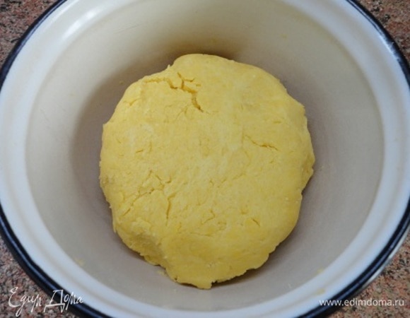 Замешиваем тесто, отделяем одну третью часть и помещаем в холодильник.