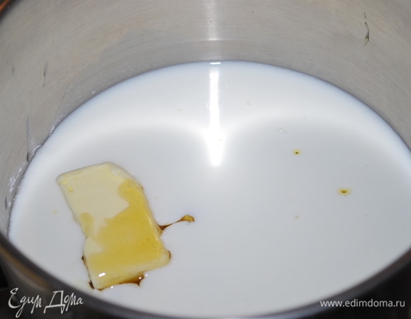 Влейте в сотейник молоко, добавьте сливочное масло, мед и сахарную пудру. Важно использовать качественный мед!