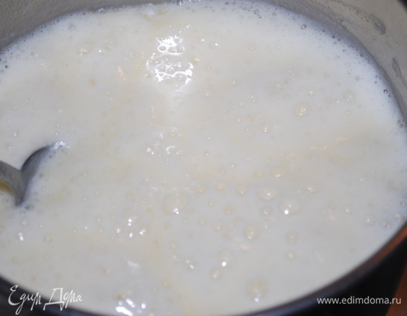 Прогревайте на медленном огне 30 минут. Будет подниматься пена, когда будете помешивать ложкой, пена будет опадать.