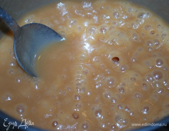 Примерно через 30 минут масса станет густой и приобретет карамельный цвет.