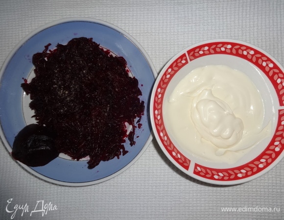 Вареную свеклу очистить от кожуры. Отрезать небольшой кусочек свеклы для украшения, остальную свеклу натереть на средней терке. Свеклу поперчить, соединить с 3 ст. л. майонеза, перемешать.