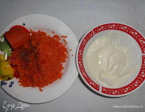 Вареную морковь очистить от кожуры. Отрезать небольшой кусочек моркови для украшения. Остальную морковь натереть на средней терке, немного поперчить, соединить с 3 ст. л. майонеза, перемешать.