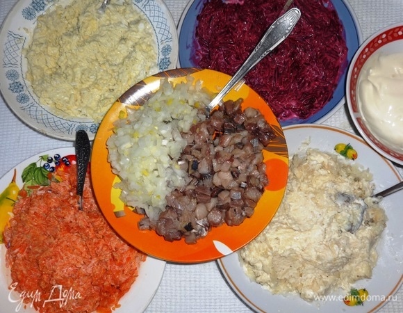 Все начинки готовы. Теперь можно приступать к сборке торта.