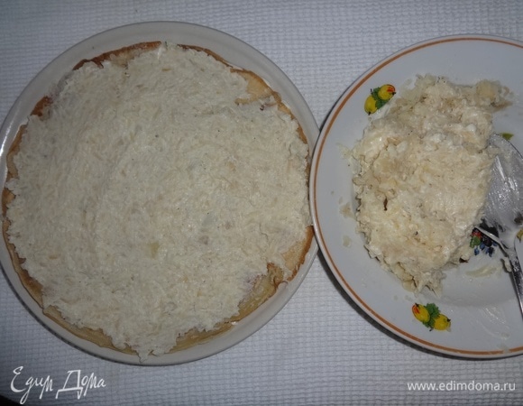 Накрыть массу блинчиком, выложить на блинчик половину картофельной начинки, разровнять ножом.