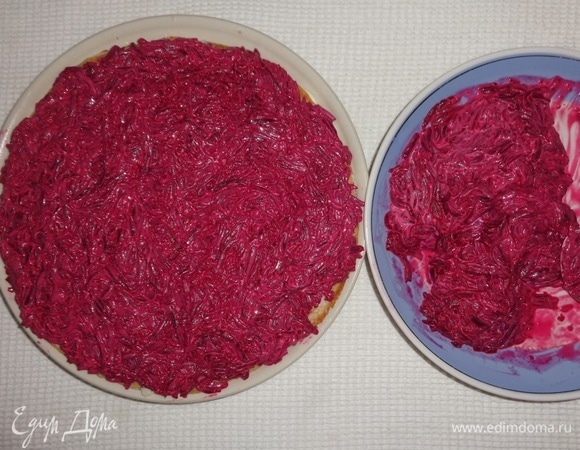 Накрыть следующим блинчиком, выложить половину свекольной массы, разровнять ножом.