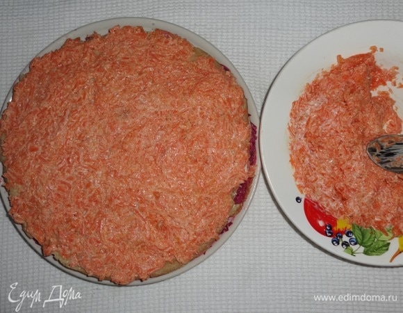 Положить следующий блинчик, выложить на него половину морковной массы, разровнять ножом. На яичную массу положить следующий блинчик. Повторить все шаги с 9 по 13. Выложить последний, одиннадцатый, блинчик.