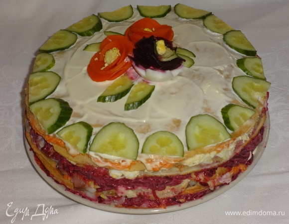 Смазать верх торта 3 ст. л. майонеза. Украсить по желанию. Я украшала «цветами» из овощей и яйца и свежим огурцом. Поставить закусочный блинный торт в холодильник на 1 час.