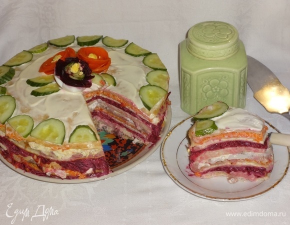 Разрезать торт на порции и подать к столу. Угощайтесь! Приятного аппетита!