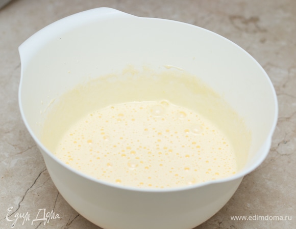 Взбейте яйца с сахаром до увеличения в объеме примерно в 2 раза, влейте растительное масло, перемешайте.