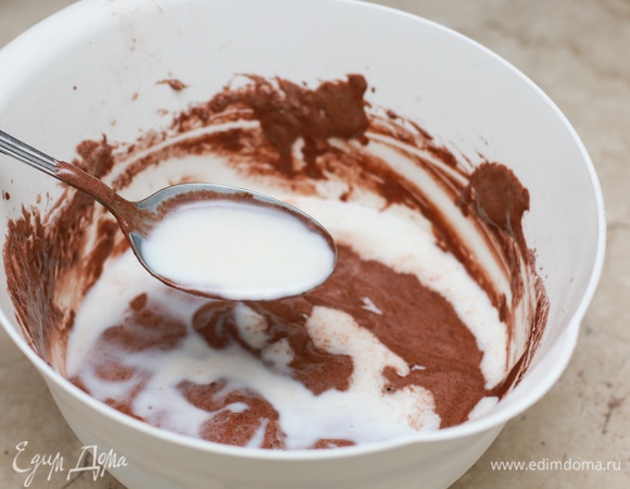 Смешайте муку с какао и разрыхлителем. Просейте муку с какао к яйцам, перемешайте до полного соединения, затем добавьте молоко и перемешайте до однородности. Проследите, чтобы в тесте не было комков.