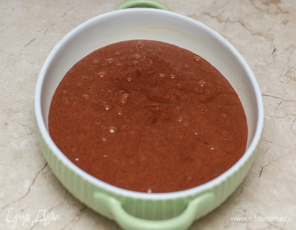 Форму для выпечки смажьте маслом. Перелейте тесто в форму и выпекайте до сухой шпажки в духовке, разогретой до 170°C. В моей духовке это занимает примерно 30 минут.