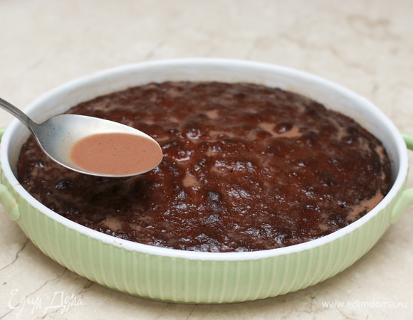 После готовности дайте кексу немного остыть в форме, часто наколите шпажкой, а затем пропитайте его заранее подготовленным холодным (или слегка теплым) кофе. Я разбавляю готовый кофе молоком в соотношении 50/50 и добавляю примерно столовую ложку сахара. Вы можете использовать только молоко или только кофе. Кофе можно использовать любой на ваш вкус.