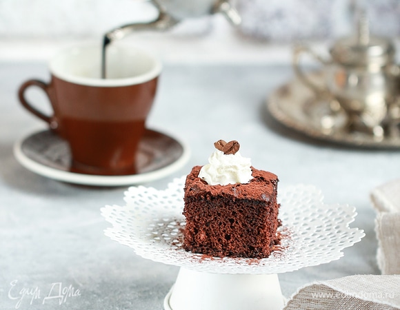 Кекс будет особенно вкусным, если дать ему пропитаться в холодильнике хотя бы пару часов, а можно испечь его накануне вечером, на следующий день он станет еще вкуснее. При подаче можете украсить кекс взбитыми сливками, от этого кекс только выиграет. Приятного чаепития!