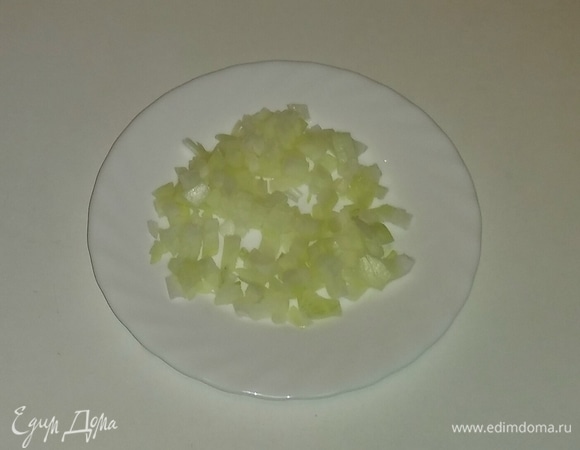 После чего режем кубиками лук.