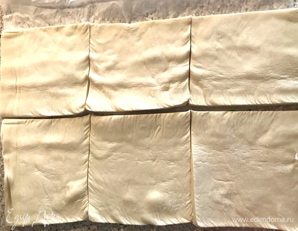 Разморозить тесто. Нарезать порционно. Духовку разогреть до 190°C.