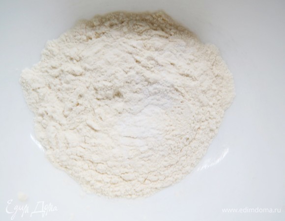 Готовим фисташковый бисквит. В миску просеять муку, соль и разрыхлитель.