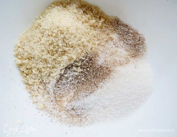 Добавить сахар, ванильный сахар (у меня с натуральной ванилью), миндальную муку.