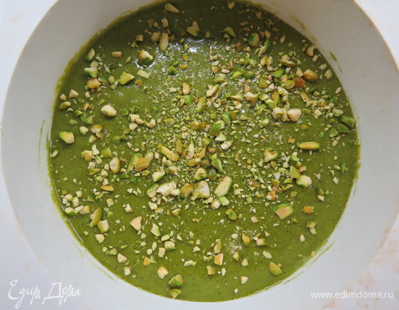 Полученное тесто вылить в форму (у меня силиконовая диаметром 18 см), сверху посыпать рублеными фисташками. Выпекать 10 минут в разогретой до 180°C духовке.