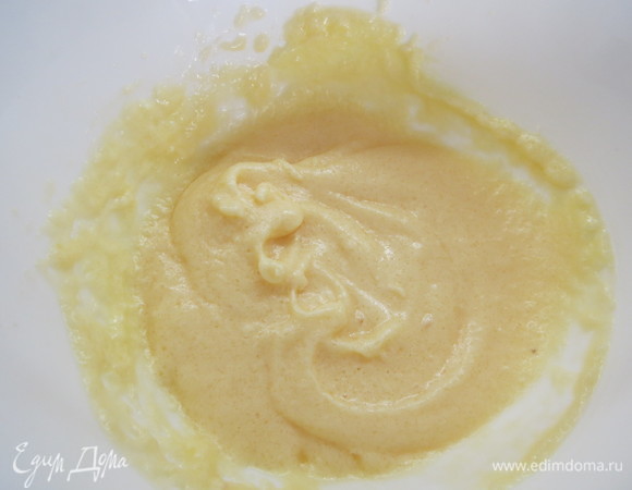 Готовим ванильный бисквит с малиной. Размягченное сливочное масло комнатной температуры взбить с сахаром до пышности, добавить ванильный экстракт.