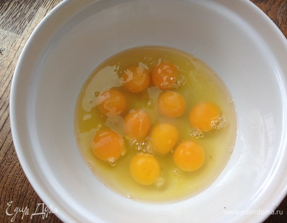 Яйца вбить в глубокую миску.