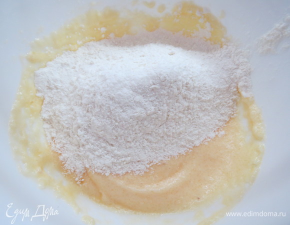 Добавить яйцо, взбить, затем всыпать муку, перемешать тесто на низких оборотах.