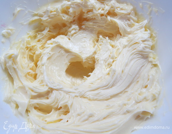 Готовим фисташковое суфле. Агар-агар необходимо заранее замочить в 140 мл холодной воды минимум на полчаса, а лучше на час. Сливочное масло комнатной температуры взбить со сгущенным молоком до однородного крема.