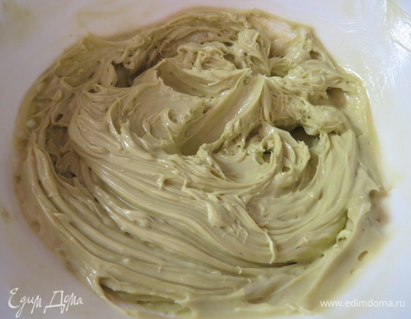 Добавить в масляную смесь со сгущенкой фисташковую пасту, взбить до однородности. Отставить в сторону, не убирая в холодильник.