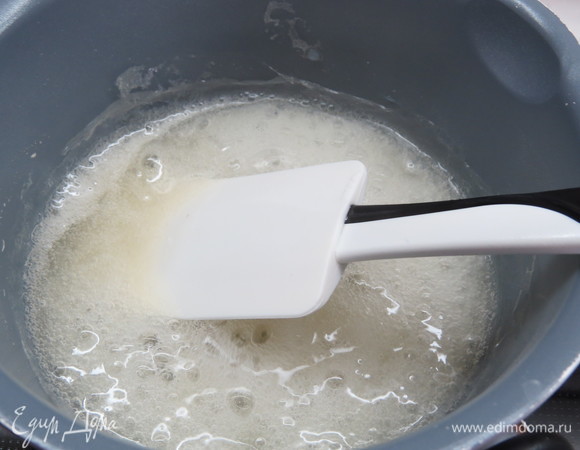 В сотейник вылить воду с агаром и, постоянно помешивая, довести на небольшом огне до кипения и дать покипеть минуту.