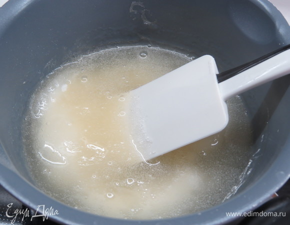 Затем всыпать сахар и интенсивно перемешать. Варить на среднем огне, постоянно помешивая лопаткой.