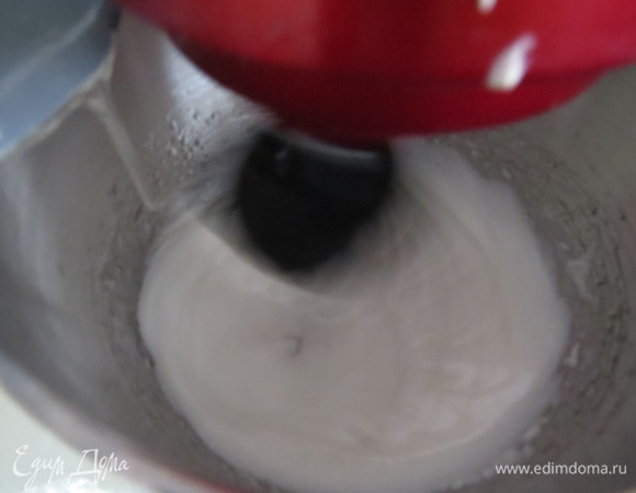 Необходимо сразу же начать взбивать белки. В большой чаше взбить белки до мягких пиков, добавить лимонную кислоту и взбить до пышной пены. Теперь нужно влить в белки горячий сироп, к этому времени он как раз остыл до нужной температуры, примерно 80°C. Влить сироп с агаром, не прекращая взбивать массу, она сильно увеличится в объеме и уплотнится. На это нужно буквально две-три минуты. Затем добавить во взбитую массу крем из сливочного масла, сгущенного молока и фисташковой пасты. Взбить до однородности на низких оборотах миксера. Фисташковое суфле готово.