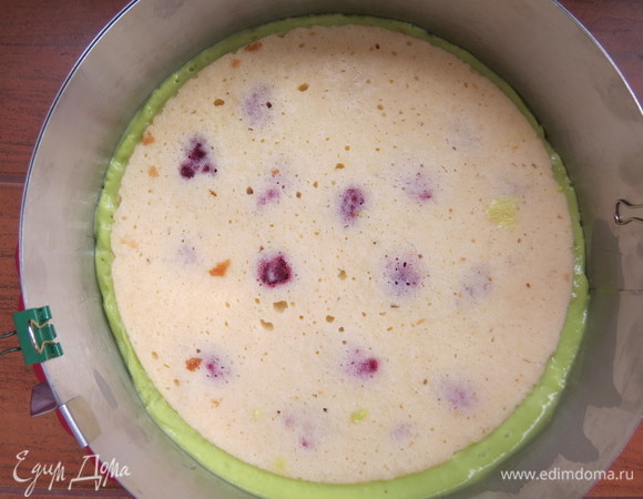 Вылить фисташковое суфле на фисташковый корж (суфле на агаре застывает быстро, так что работать с ним надо оперативно), разровнять, сверху разместить ванильный корж с малиной.