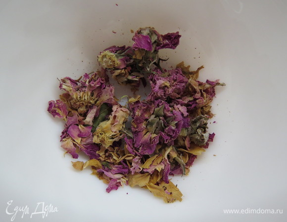 Готовим малиновое суфле. Сначала сделаем настойку на лепестках чайной розы.