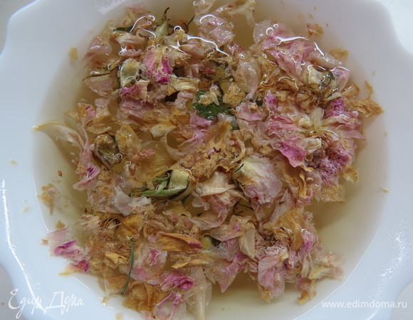 Завариваем лепестки чайной розы кипятком (140 мл), даем настояться 10 минут.