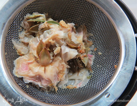 Затем розовый настой процеживаем и остужаем в холодильнике. В полученном розовом настое замачиваем агар-агар минимум на полчаса.