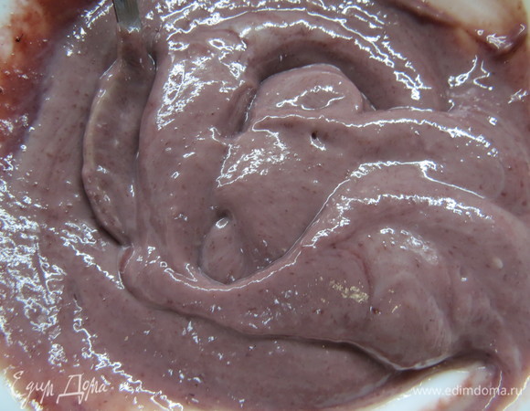 Малиновое пюре без косточек перемешиваем со сгущенным молоком (пюре и сгущенка должны быть одинаковой температуры).