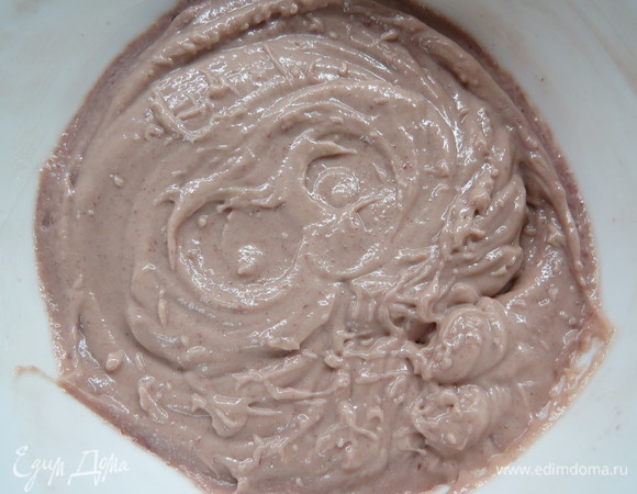 Добавляем малиновое сгущенное молоко к маслу комнатной температуры, взбиваем до пышности, отставляем в сторону, не убирая в холодильник.