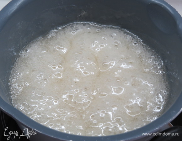 В сотейник вылить розовую воду с агаром и, постоянно помешивая, довести на небольшом огне до кипения и дать покипеть минуту, затем всыпать сахар, интенсивно перемешать. Варить на среднем огне, постоянно помешивая лопаткой, 5–7 минут до появления белой пены. Снимаем сироп с огня.