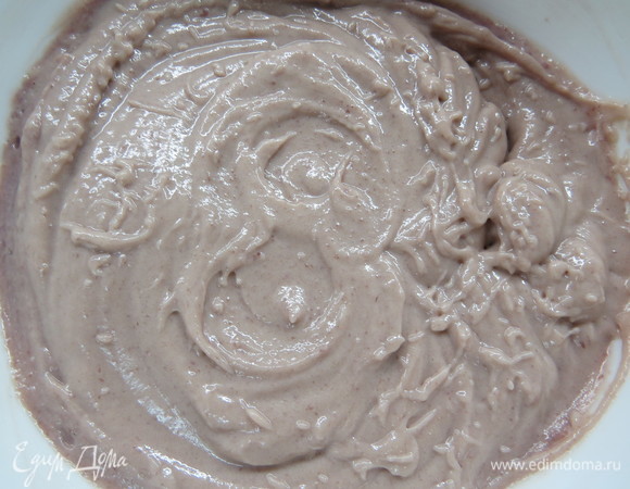 Взбить белки до мягких пиков, добавить лимонную кислоту и еще раз взбить. Влить в белки горячий сироп с агаром, не прекращая взбивать массу, она сильно увеличиться в объеме и уплотниться. На это нужно буквально две-три минуты. Добавить во взбитую массу масляно-малиновый крем со сгущенкой и перемешать на низких оборотах миксера. Полученное малиново-розовое суфле вылить в кольцо поверх ванильного коржа с малиной.