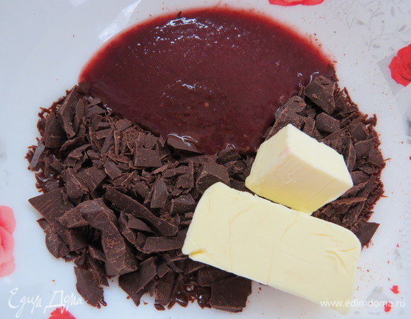 Готовим малиново-шоколадную глазурь. В чашу поместить шоколад, малиновое пюре и сливочное масло. Растопить в микроволновой печи короткими импульсами и перемешать до однородности. Вылить в кольцо поверх застывшего малинового суфле. Поставить торт в холодильник на 1 час.