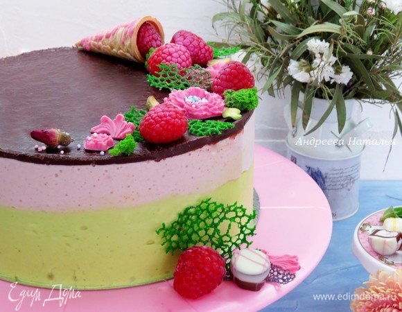 Украсить торт по желанию. У меня свежие ягоды малины, бисквит-мох, перфорированные чипсы, шоколадный декор и посыпка.