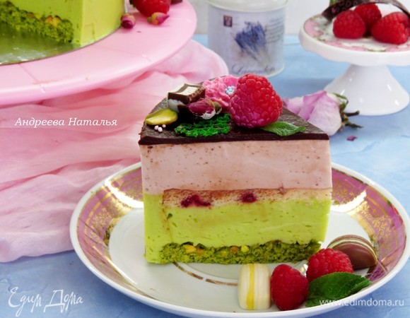 Охлажденный торт разрезаем на кусочки и подаем. Более гармоничного сочетания, чем малиново-розовое и фисташковое суфле, трудно себе представить!