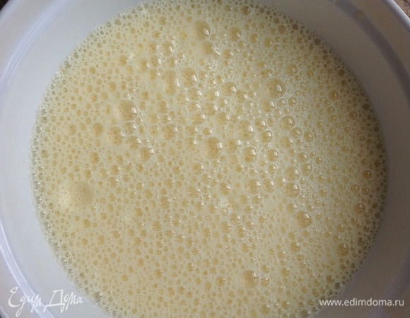 Яйца хорошо взбиваю, добавляю соль, сливки, сметану и снова хорошо взбиваю.