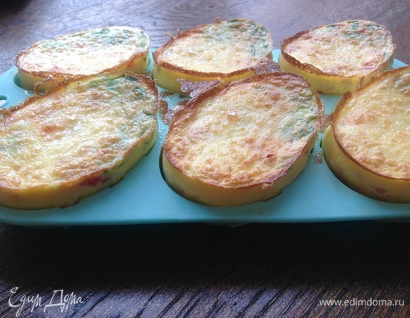 Вынуть из духовки. Порционные омлеты выглядят очень красиво. В форме керамической готовлю на 5–7 минут дольше.