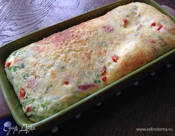 Так выглядит омлет в обычной керамической форме. В такой форме получается более нежная и воздушная текстура омлета.