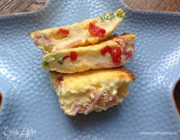 Получается очень ароматно. Нежная текстура омлета с хрустящей сырной корочкой. Приятного аппетита!