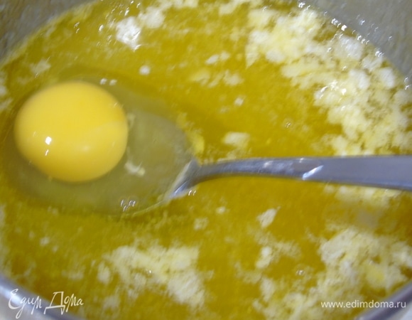 Добавляем по одному яйца, после каждого хорошо размешиваем.
