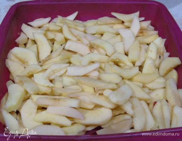 Яблоки очищаем, нарезаем кусочками, сбрызгиваем соком лимона, чтоб не потемнели. Выкладываем в форму. Если форма силиконовая, то ничем не смазываем, остальные смазываем маслом.