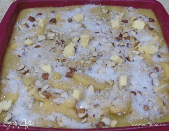 Сверху посыпаем орехами, сахаром и кусочками сливочного масла.