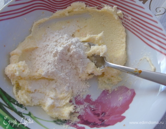 Мягкое сливочное масло растереть с сахаром и цедрой. Добавить муку и перемешать.