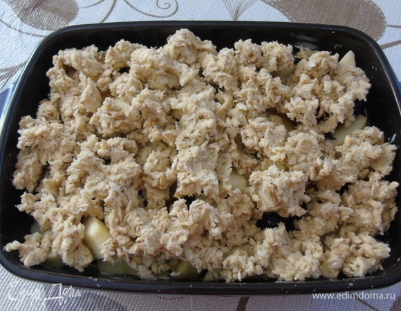 Выложите сверху тесто.